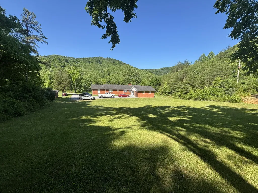 7173 7173 State Highway 223 Flat Lick KY 40935
