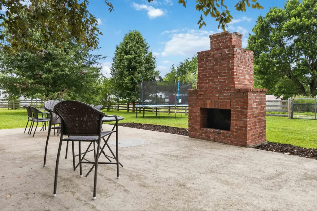 2075 Old Whitley Road London KY 40744