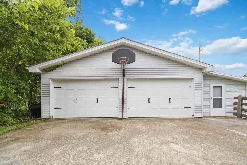 2075 Old Whitley Road London KY 40744