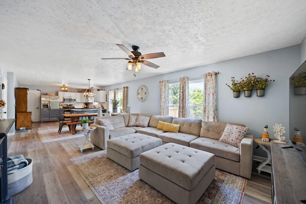 350 Pin Oak Drive Taylorsville KY 40071
