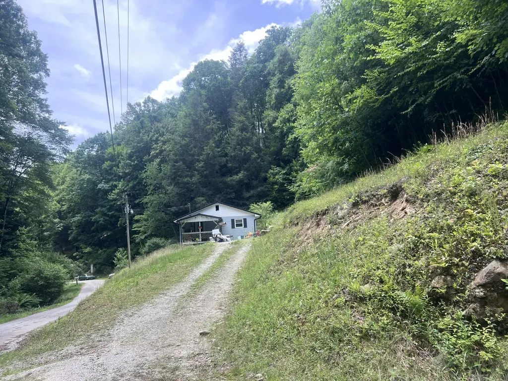 207 Jim Hollow Road Pineville KY 40977