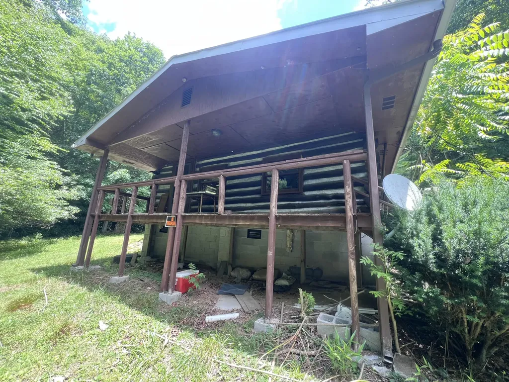 207 Jim Hollow Road Pineville KY 40977