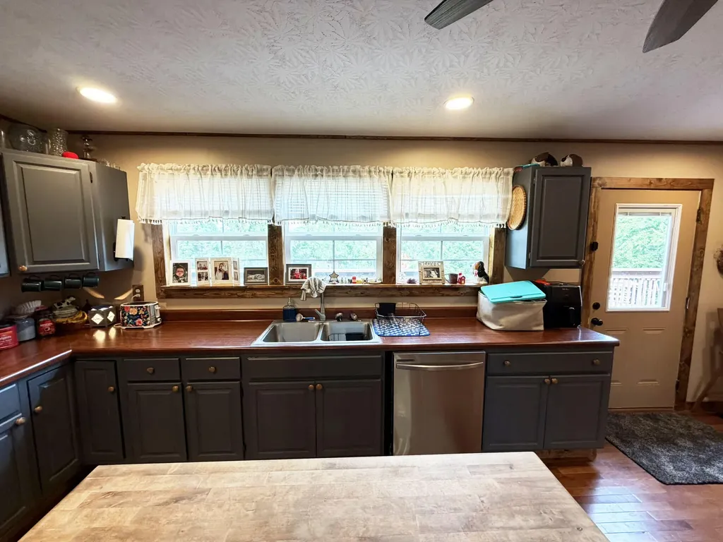 1410 Winston Road Irvine KY 40336