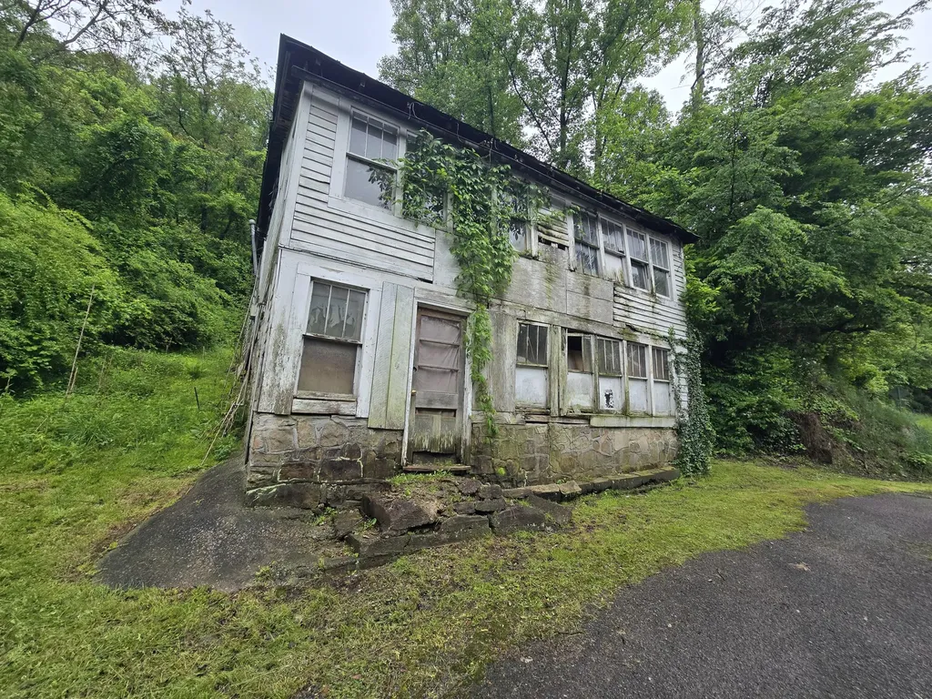 00 Ky 66/hendron Hill Arjay KY 40902
