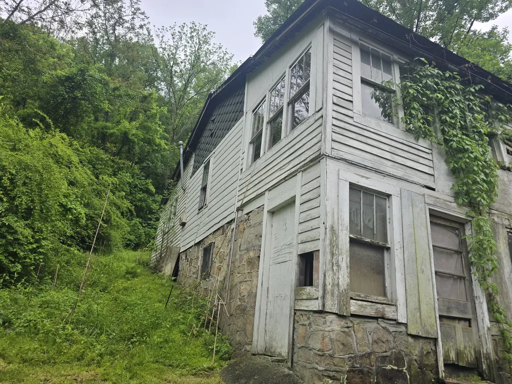 00 Ky 66/hendron Hill Arjay KY 40902