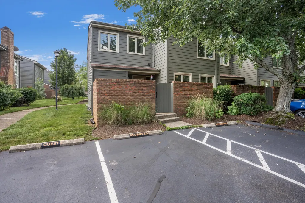2140 Fort Harrods Drive Lexington KY 40513