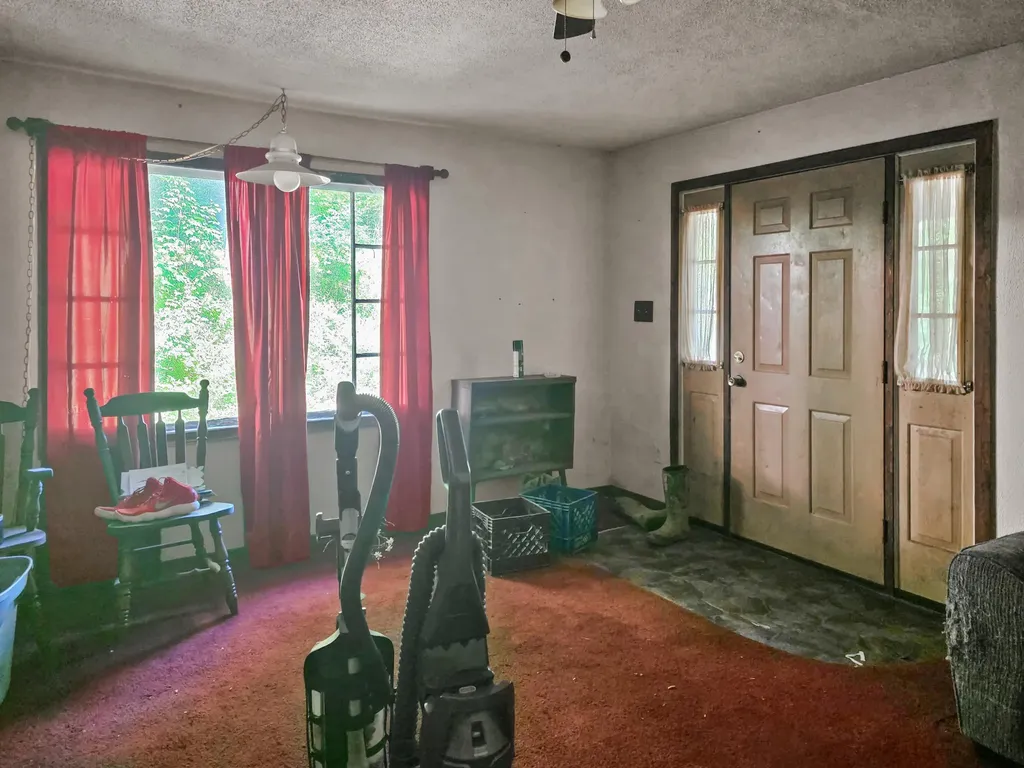 6728 Straight Hollow Road KY 41555