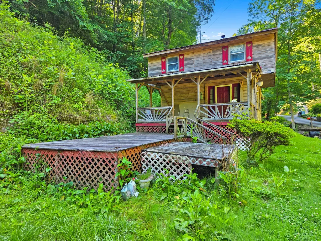 6728 Straight Hollow Road KY 41555