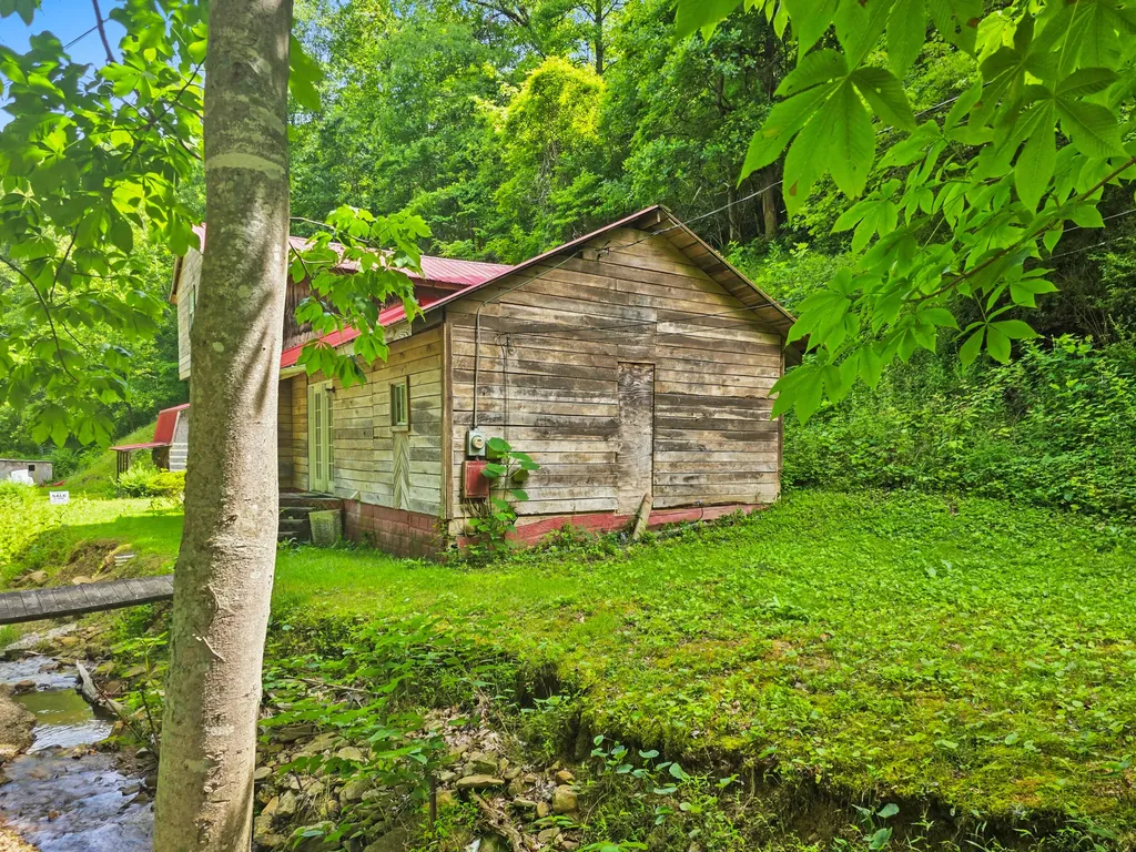 6728 Straight Hollow Road KY 41555