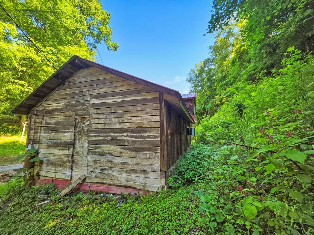 6728 Straight Hollow Road KY 41555