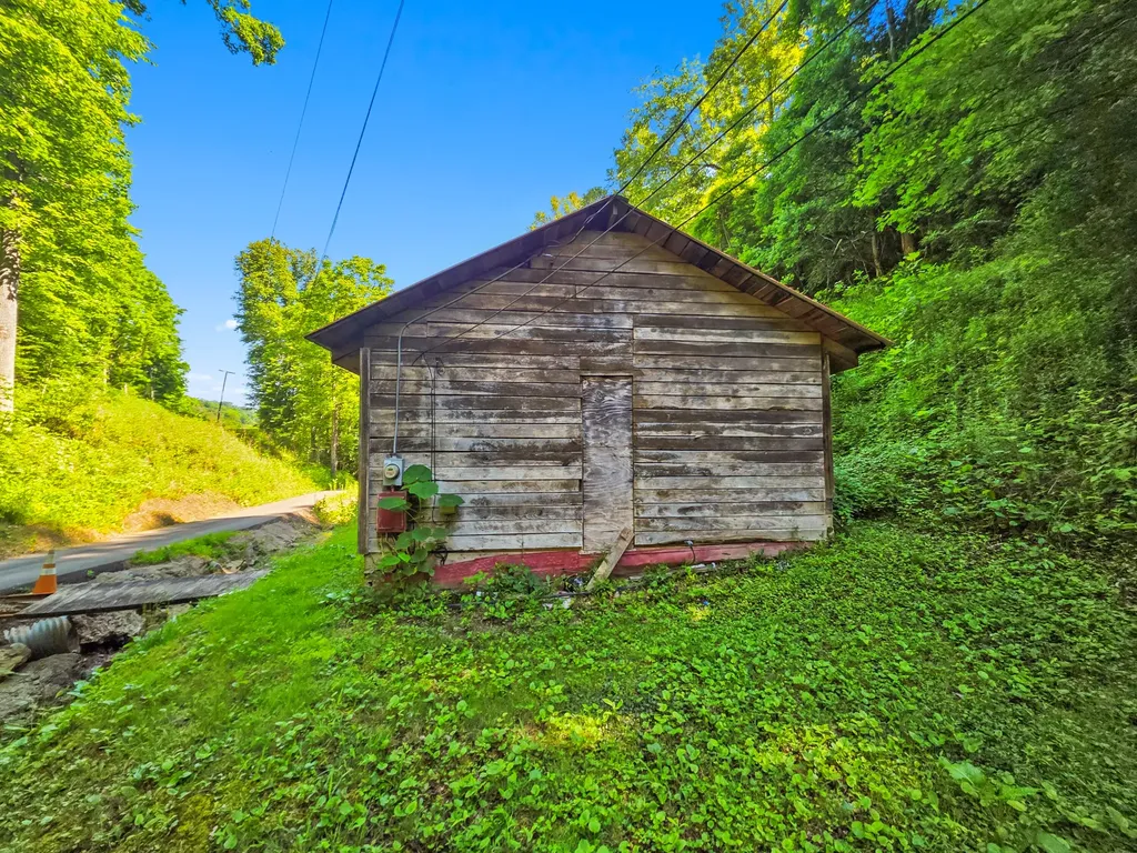 6728 Straight Hollow Road KY 41555