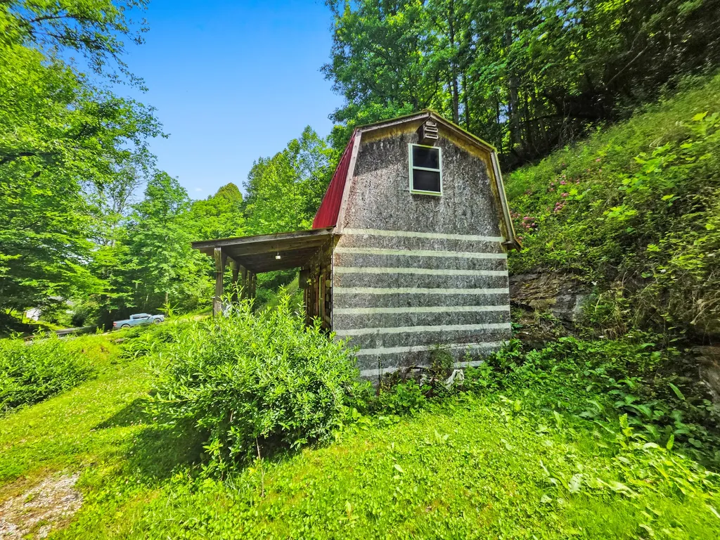 6728 Straight Hollow Road KY 41555