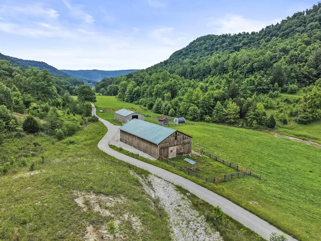 1191 Horns River Road Irvine KY 40336