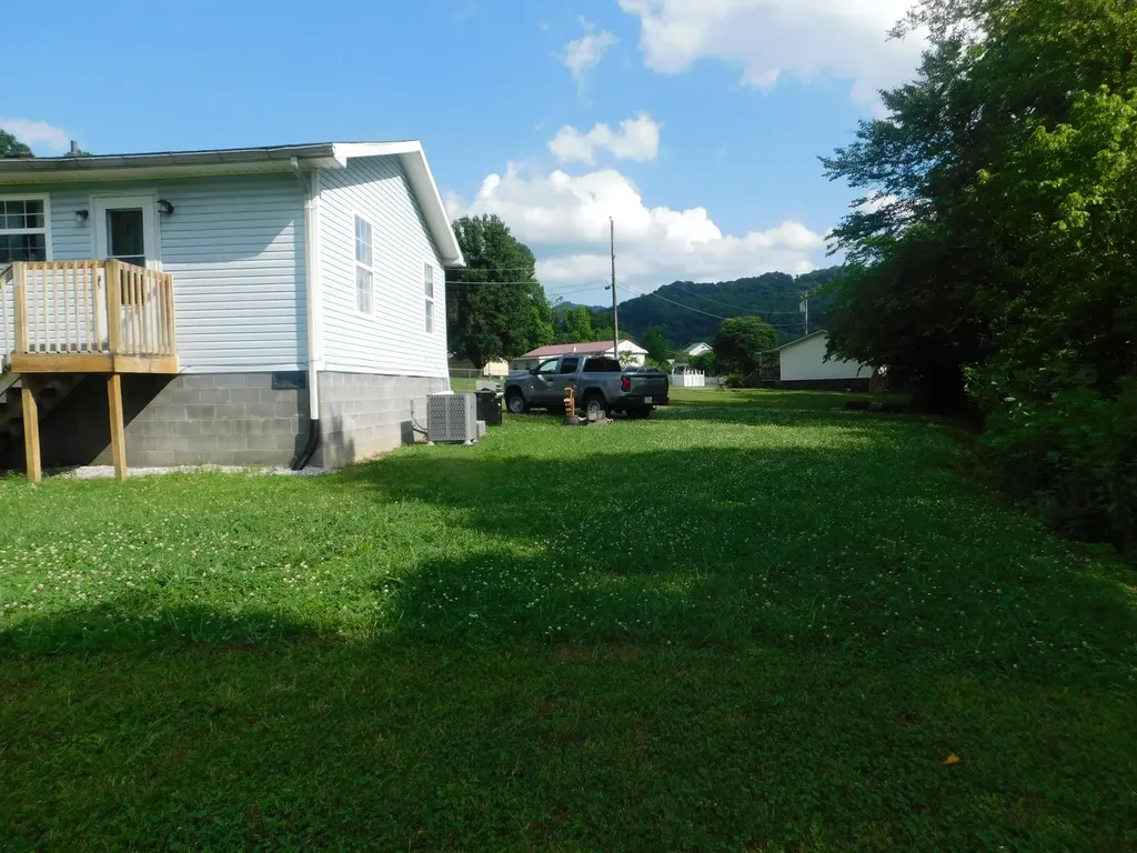92 Coal Bucket Road Coldiron KY 40819