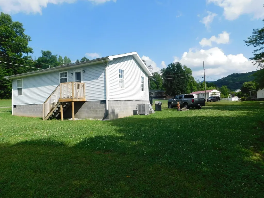 92 Coal Bucket Road Coldiron KY 40819