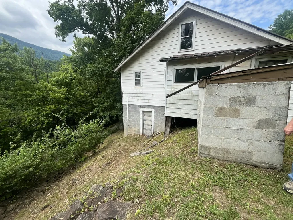 14641 Highway 522 Cumberland KY 40823