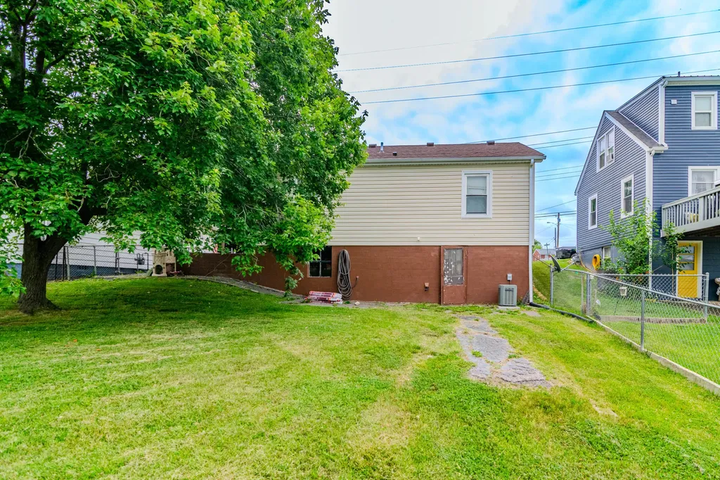 136 Ballard Street Harrodsburg KY 40330