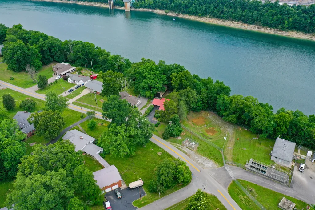 946 E Lakeshore Drive Burnside KY 42519