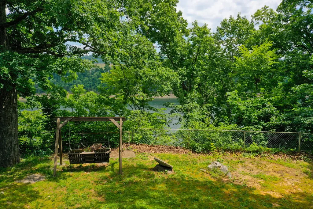 946 E Lakeshore Drive Burnside KY 42519