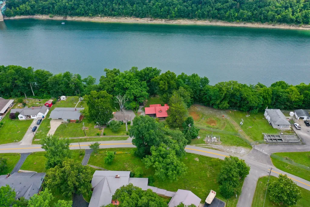 946 E Lakeshore Drive Burnside KY 42519