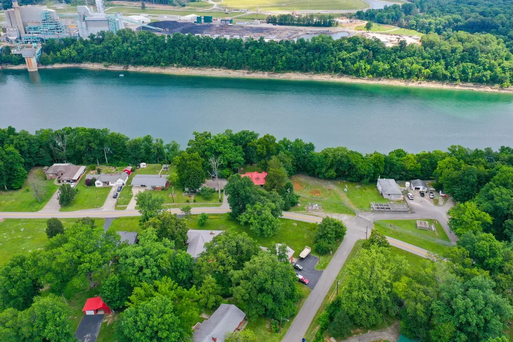 946 E Lakeshore Drive Burnside KY 42519