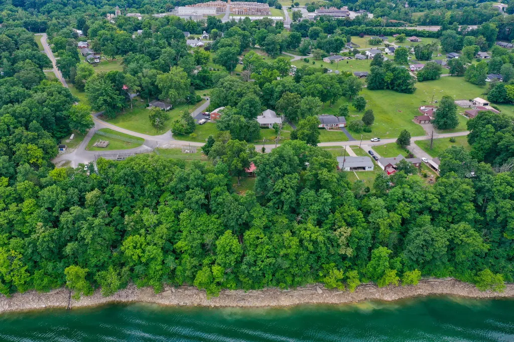 946 E Lakeshore Drive Burnside KY 42519