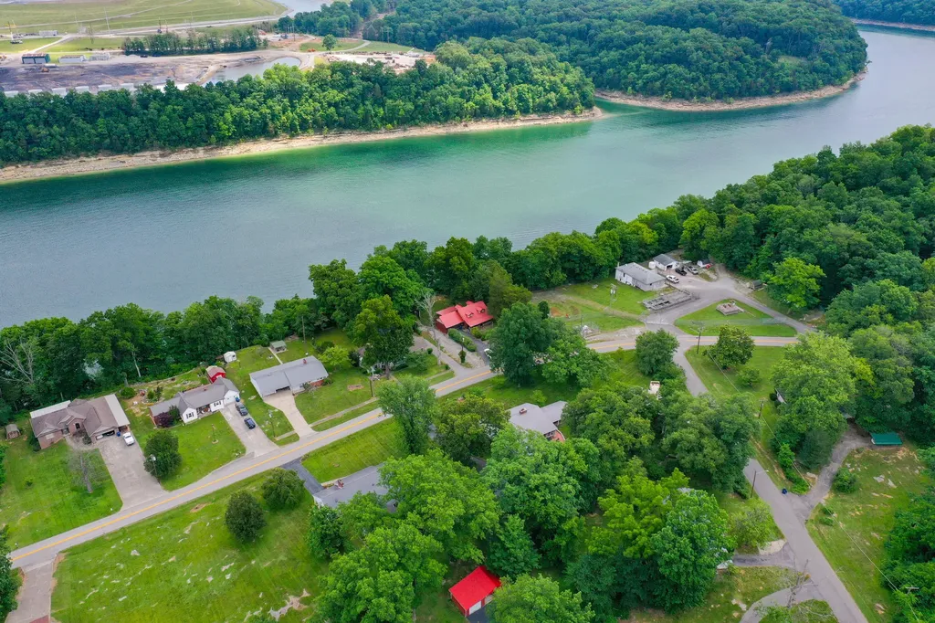 946 E Lakeshore Drive Burnside KY 42519