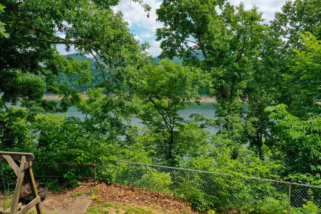 946 E Lakeshore Drive Burnside KY 42519