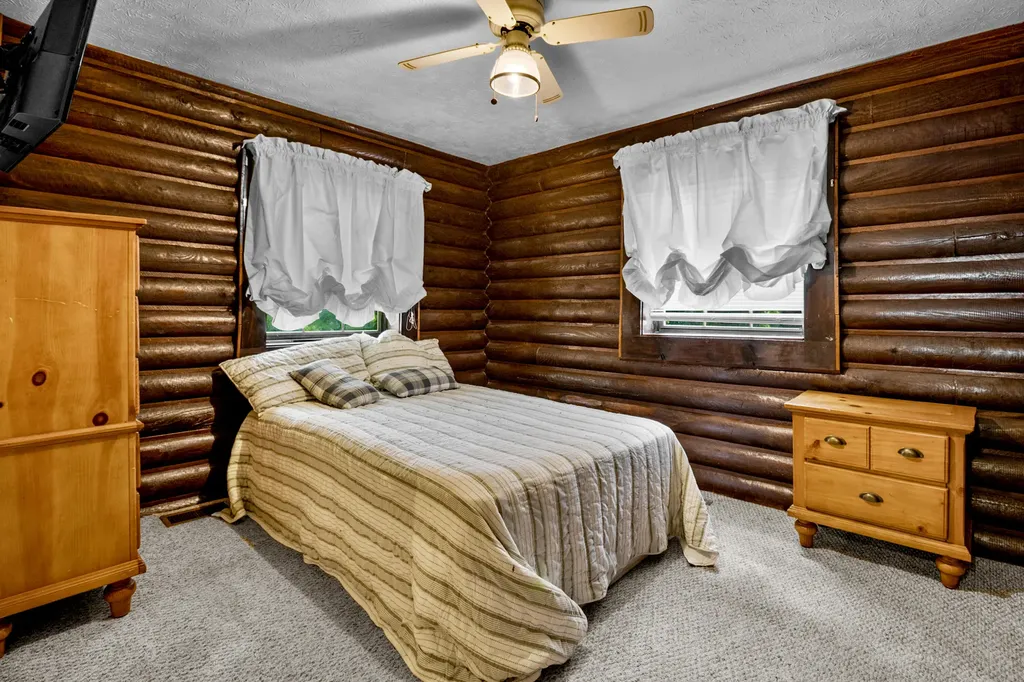 946 E Lakeshore Drive Burnside KY 42519