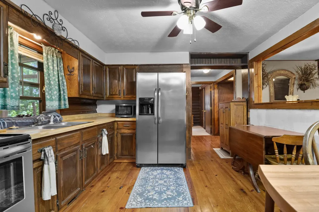 946 E Lakeshore Drive Burnside KY 42519