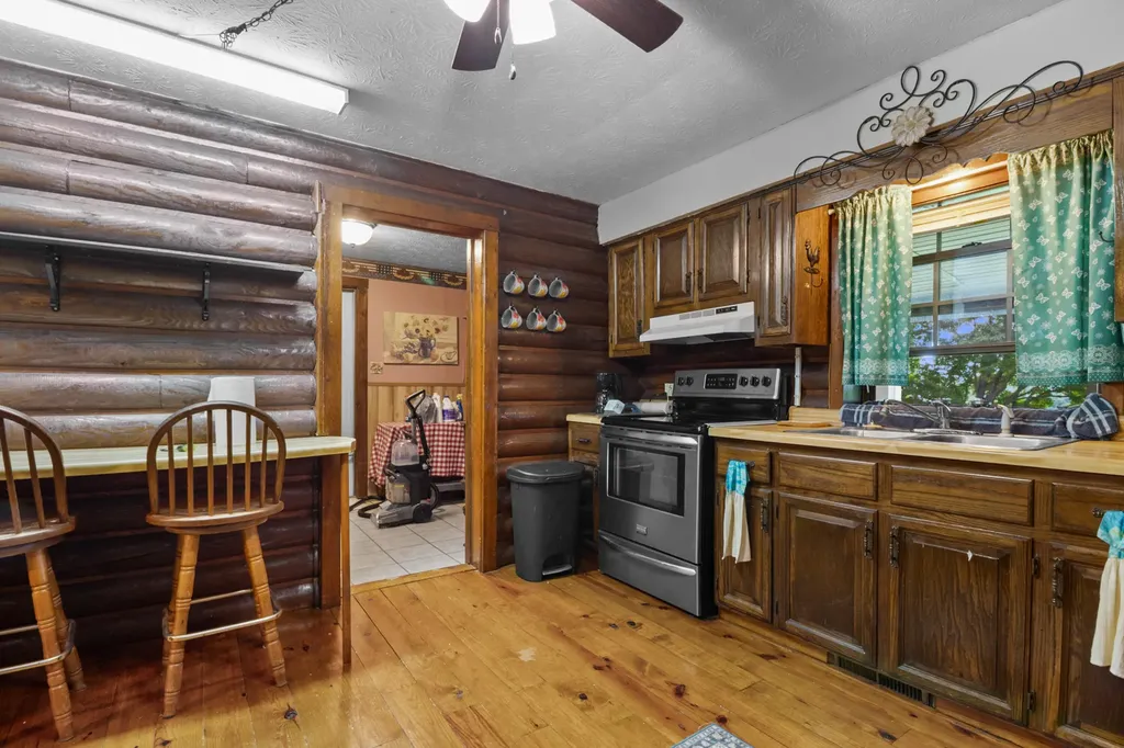946 E Lakeshore Drive Burnside KY 42519