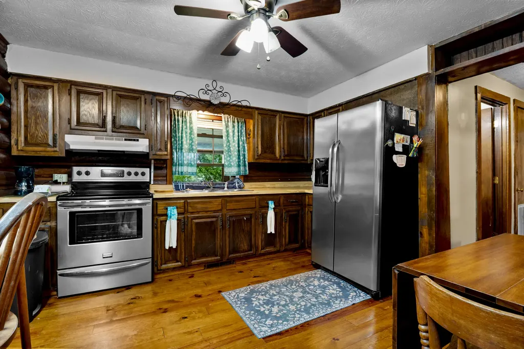 946 E Lakeshore Drive Burnside KY 42519