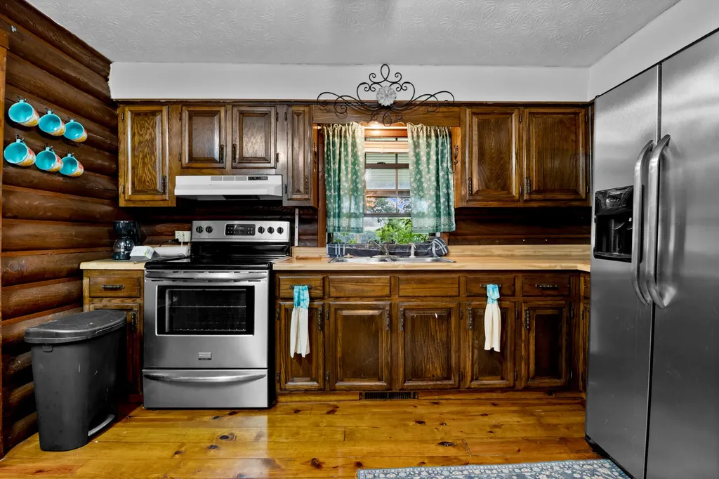 946 E Lakeshore Drive Burnside KY 42519