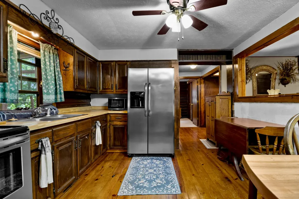 946 E Lakeshore Drive Burnside KY 42519