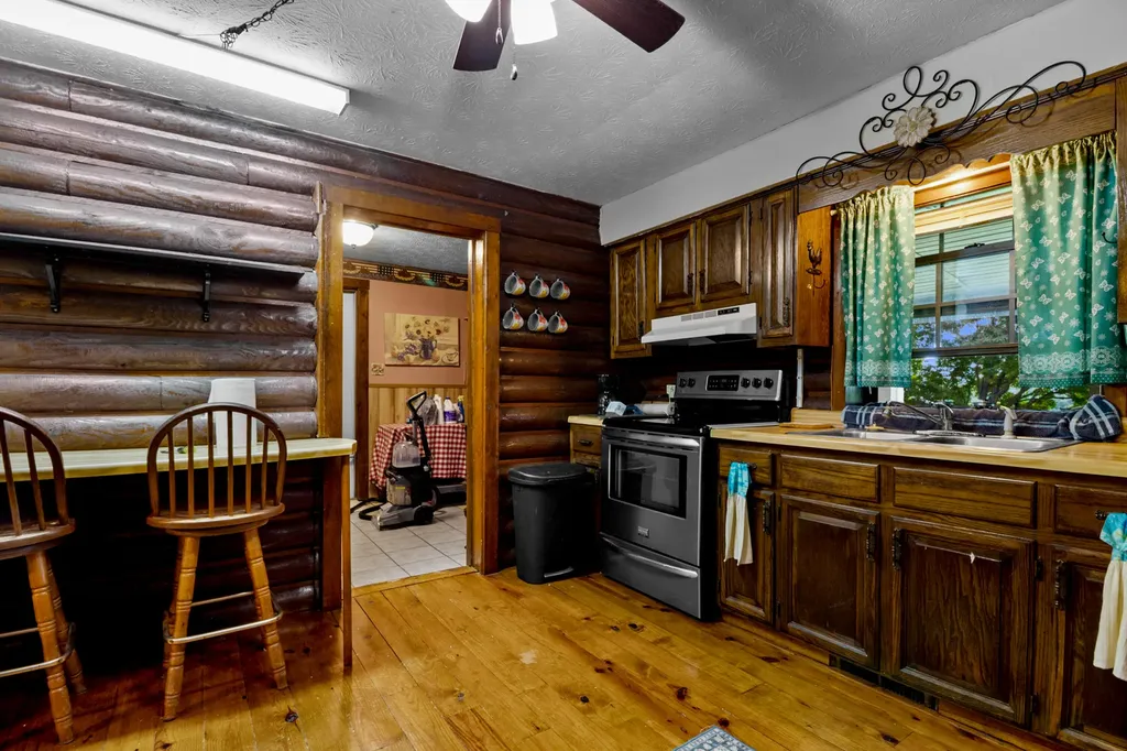 946 E Lakeshore Drive Burnside KY 42519
