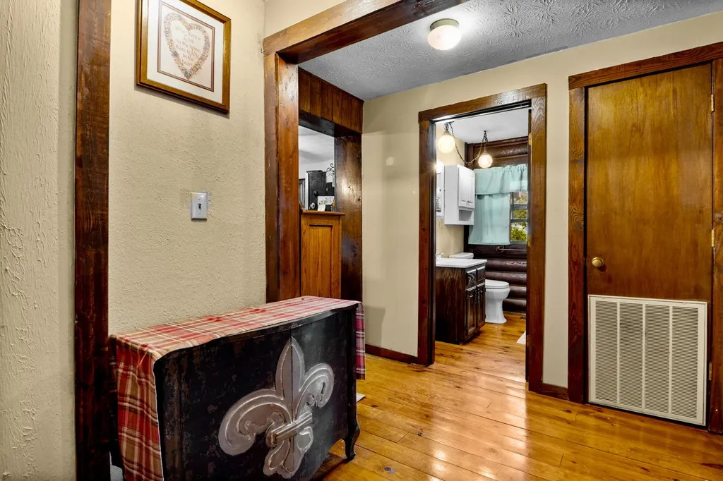 946 E Lakeshore Drive Burnside KY 42519