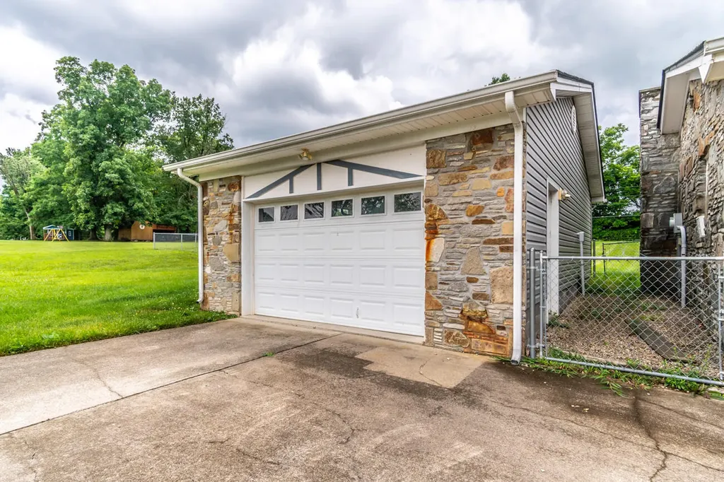 145 Country Estates Drive Paint Lick KY 40461