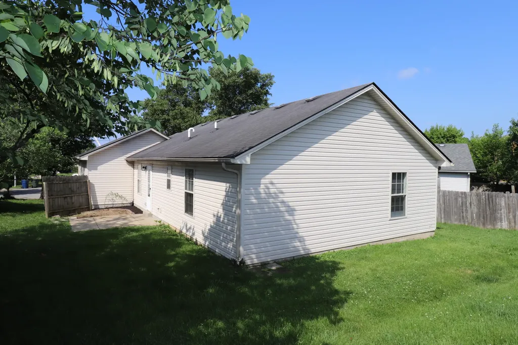 2012 Fairgrounds Court Lexington KY 40516