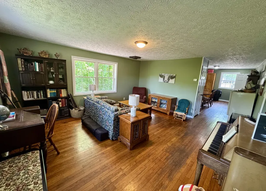 17 Sunny Brook Road Heidrick KY 40949