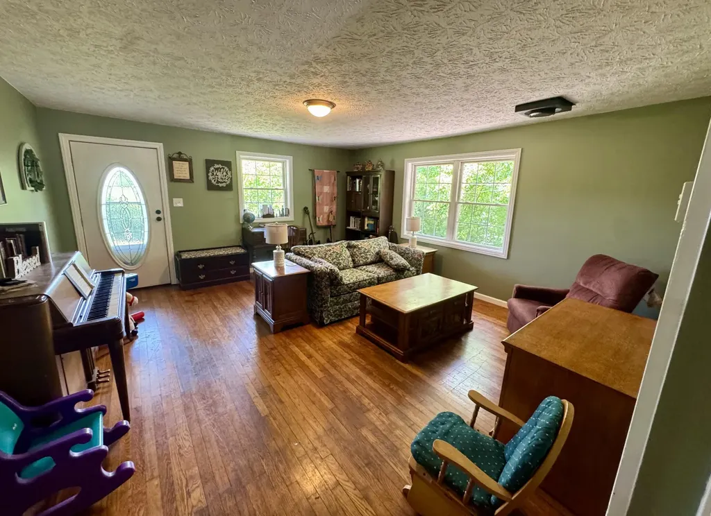 17 Sunny Brook Road Heidrick KY 40949