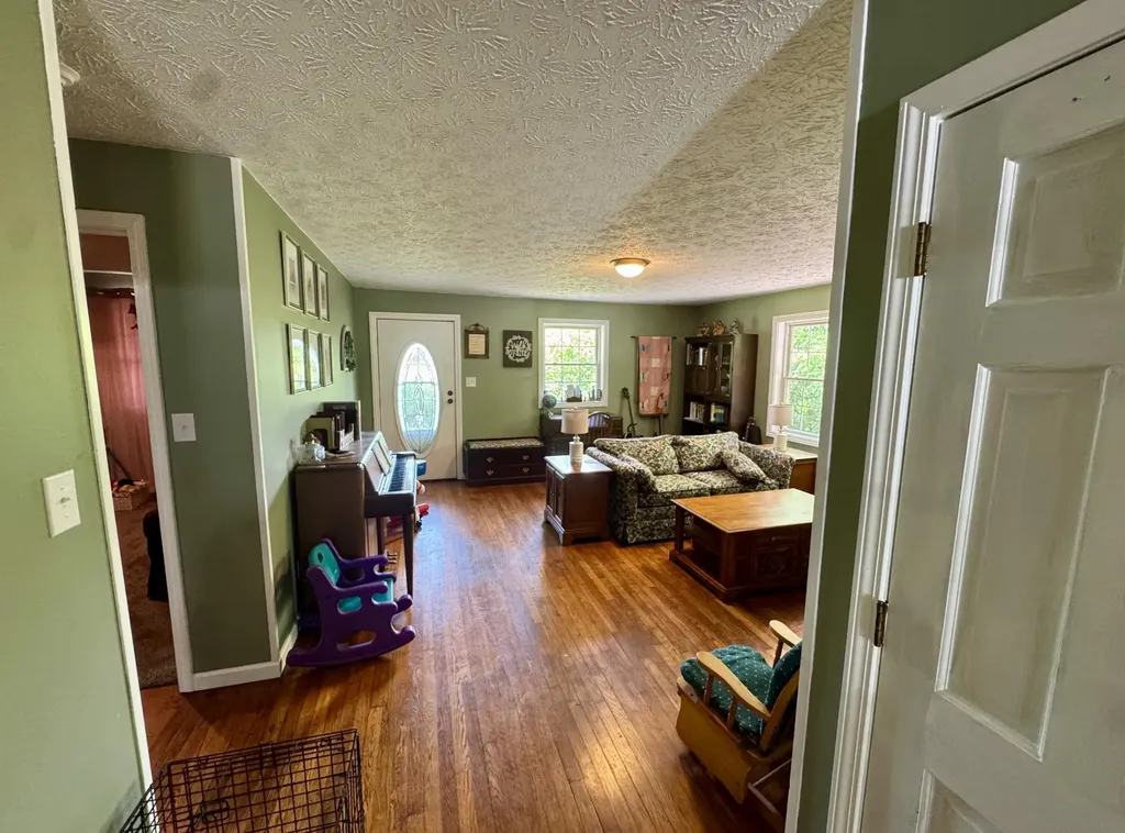 17 Sunny Brook Road Heidrick KY 40949