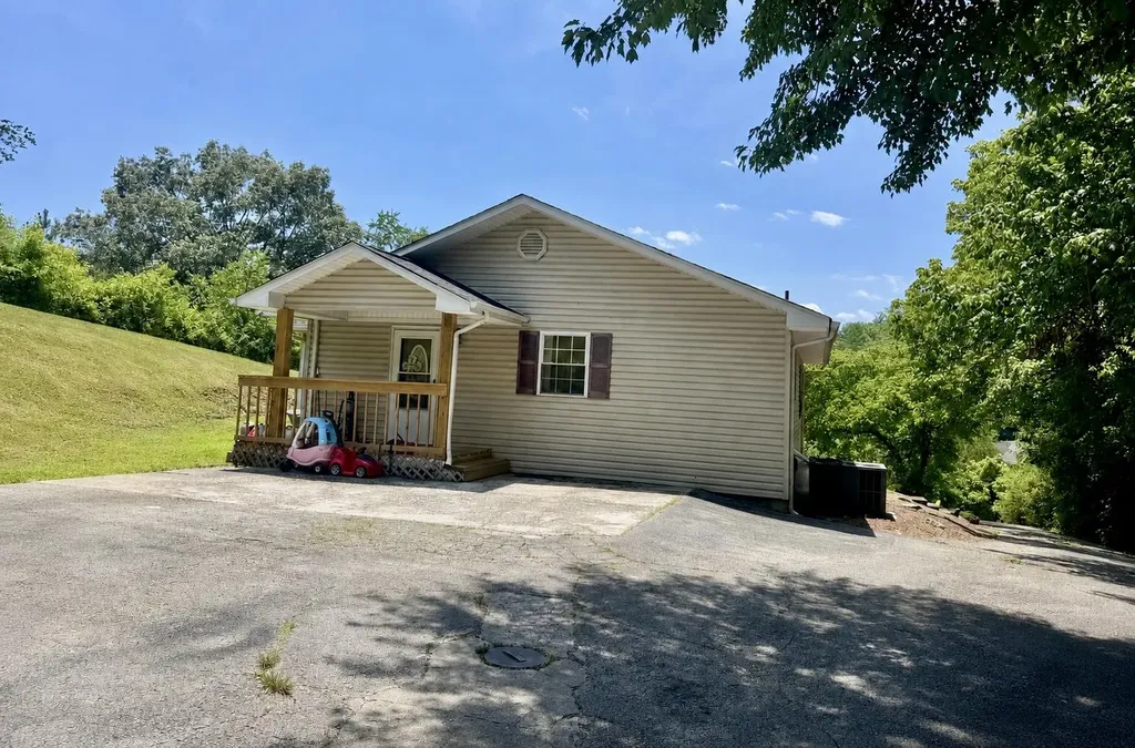 17 Sunny Brook Road Heidrick KY 40949