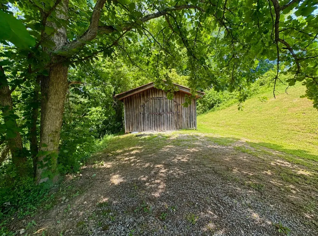 17 Sunny Brook Road Heidrick KY 40949