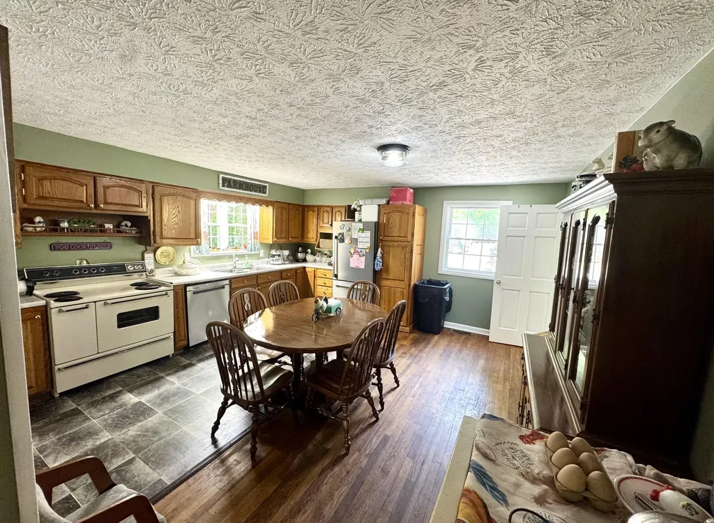 17 Sunny Brook Road Heidrick KY 40949