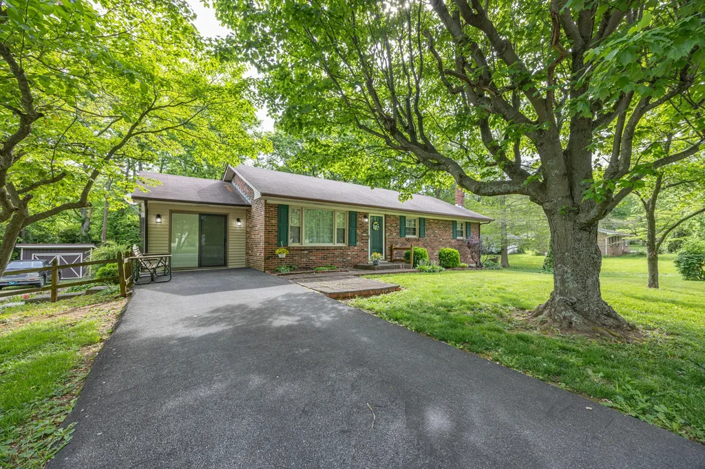873 Clintonville Road Paris KY 40361