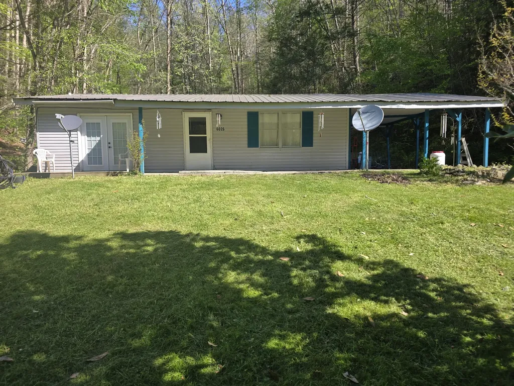 6026 State Highway 221 Bledsoe KY 40810