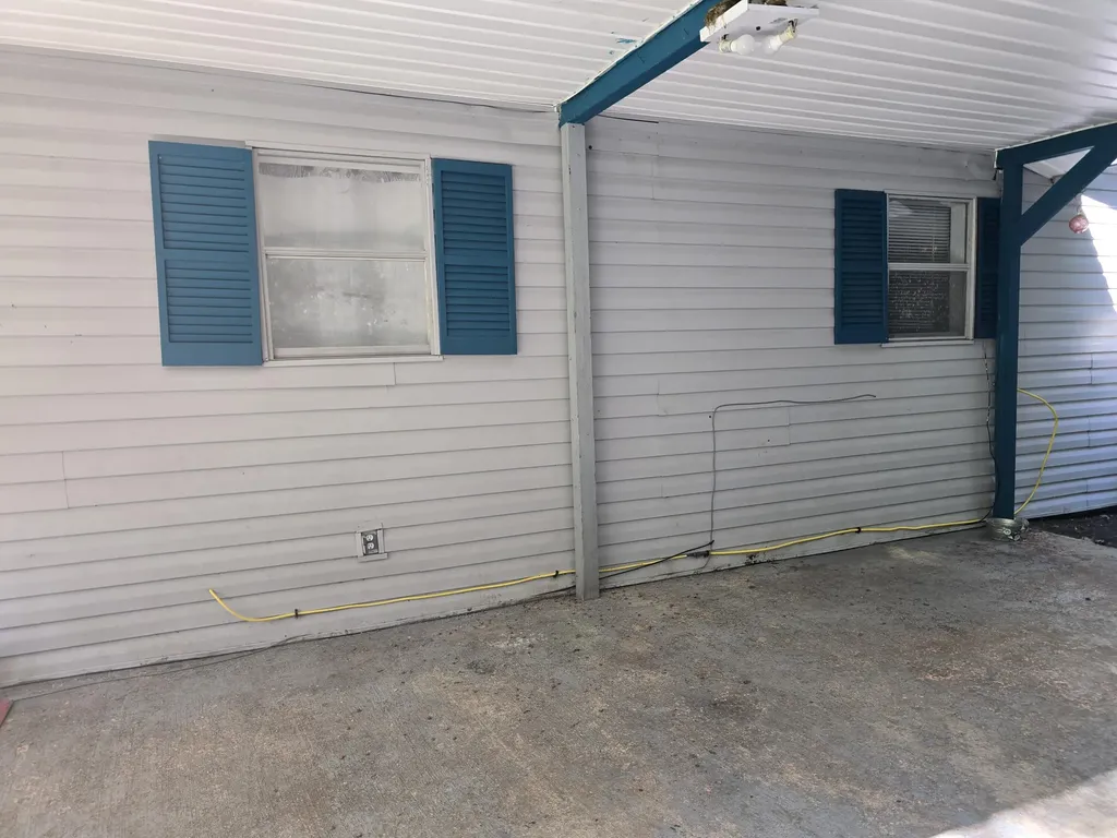 6026 State Highway 221 Bledsoe KY 40810