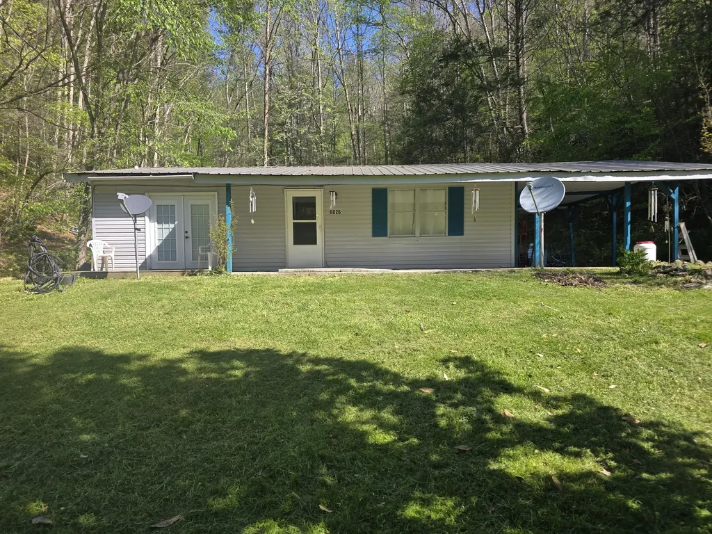6026 State Highway 221 Bledsoe KY 40810