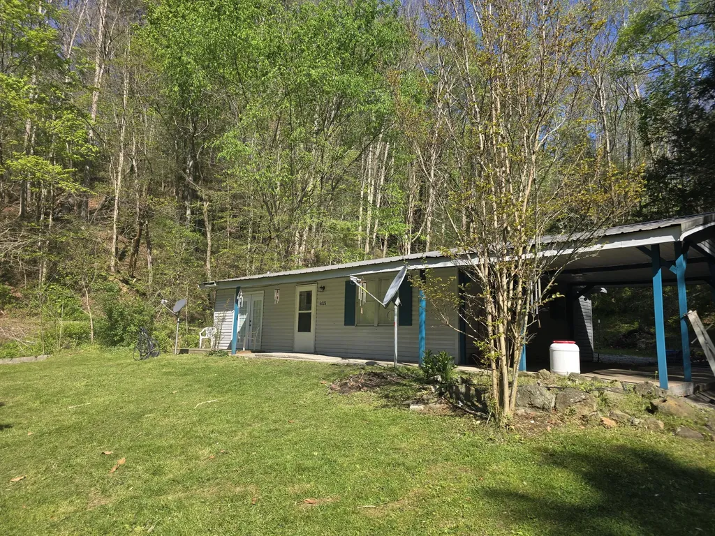 6026 State Highway 221 Bledsoe KY 40810