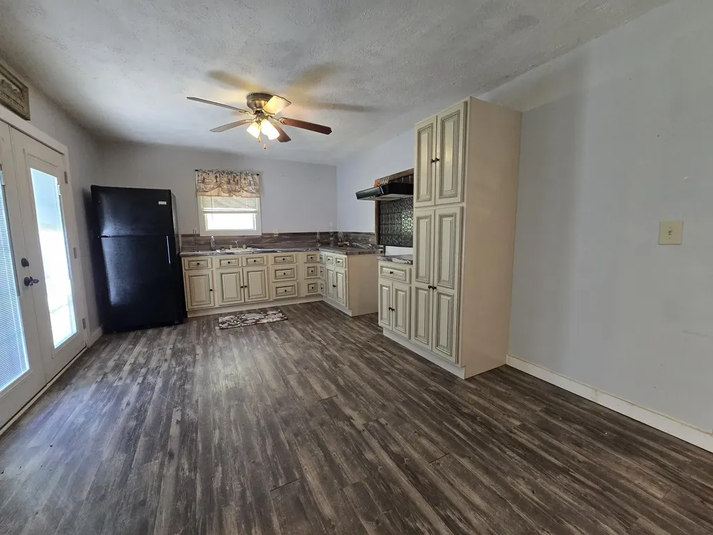 6026 State Highway 221 Bledsoe KY 40810